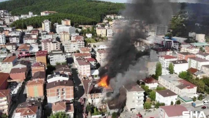 Sultanbeyli'de çatının alev alev yandığı anlar havadan görüntülendi