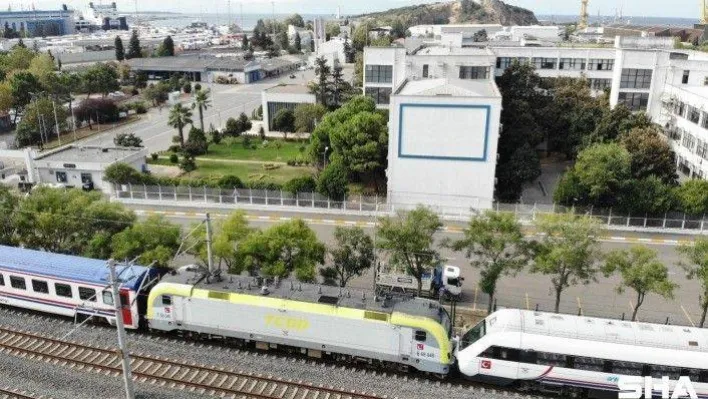 Tuzla'da kafa kafaya gelen trenler havadan görüntülendi