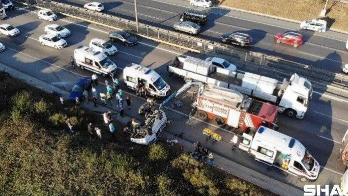 Tuzla'da tekeri patlayan midibüs takla attı: 2 yaralı