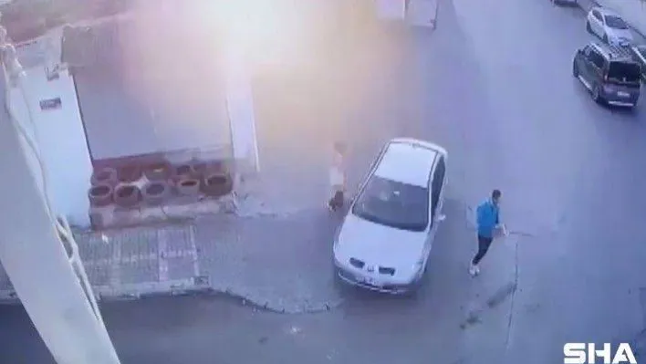 Ümraniye'de kontrolden çıkan otomobil iki kişiyi teğet geçip iş yerine çarptı