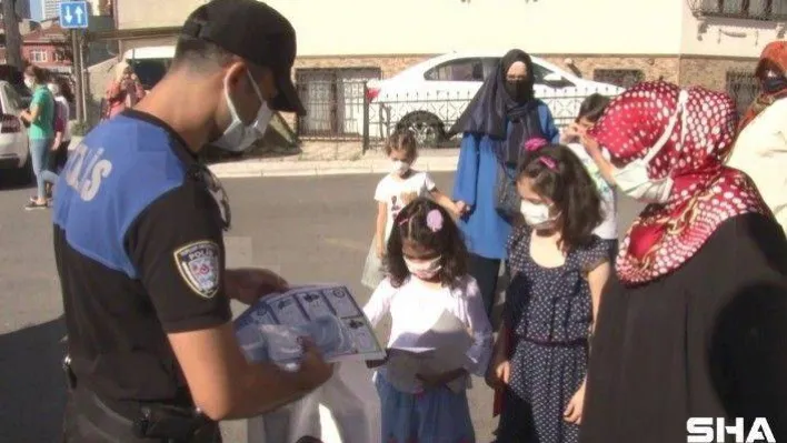 Yüz yüze derse girecek ilkokul öğrencilerine polis maske ve kolonya dağıttı