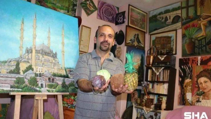 30 yıllık ressam eserleriyle odasını sergi salonuna çevirdi