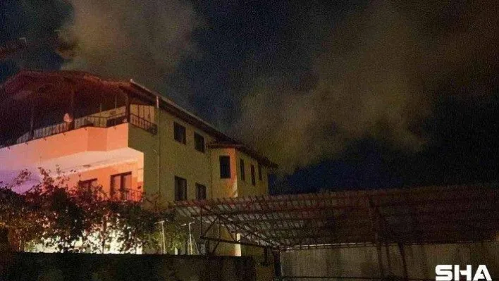 3 katlı evin teras katında korkutan yangın: Mahsur kalan adamı alevlerin arasından kurtardılar