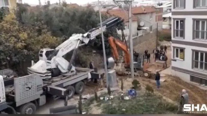 Alt yapı çalışması sırasında kepçe kendi kazdığı kuyuya düştü