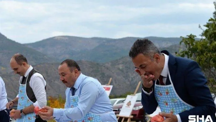 Belediye başkanları 'Nar yeme' ve 'Nar suyu sıkma' yarışmasında kıyasıya yarıştı