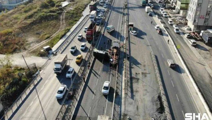 Beylikdüzü'nde işçi servisi park halindeki tıra çarpıp devrildi: 8 yaralı