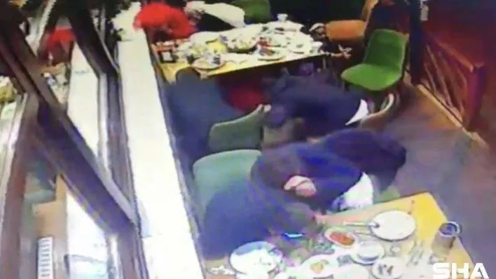Beyoğlu'nda restorandaki silahlı saldırı kamerada: 1 ölü, 1'i çocuk 5 yaralı