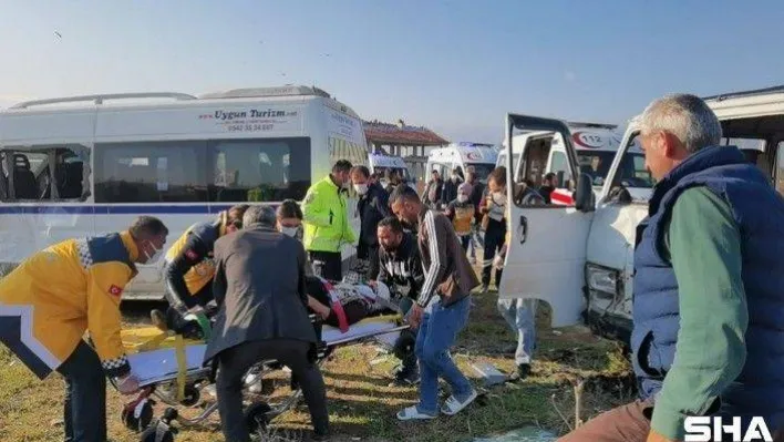 Bursa'da iki minibüsün çarpışması sonucu 12 kişi yaralandı
