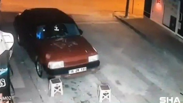 Bursa'da lodos sonucu çatıdan düşen tahta parçalarından son anda kurtuldular