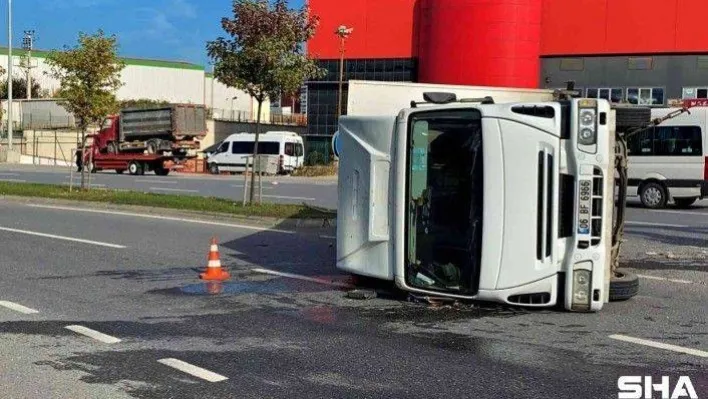 Çarpışan iki kamyondan biri devrildi, sürücü sıkışarak yaralandı