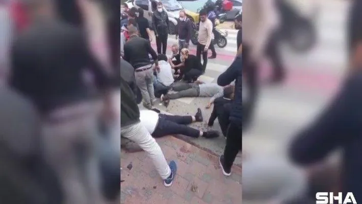 Çekmeköy'de ticari araç kaldırımdaki yayaların arasına daldı: 3 yaralı