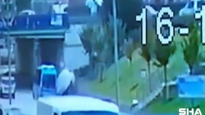 Çekmeköy'de ticari aracın kaldırımdaki 3 kişiye çarpma anı kamerada