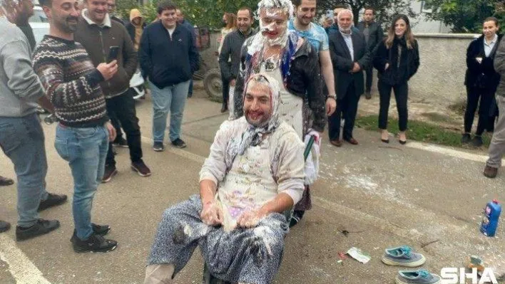 Damada görülmemiş işkence...Önce una buladılar sonra el arabasında gezdirdiler