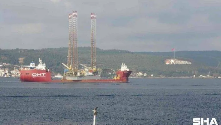 Dev platform taşıyan gemi Çanakkale Boğazı'nda