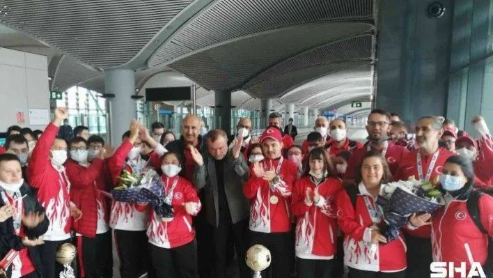 Down Sendromlu şampiyon sporcular yurda döndü