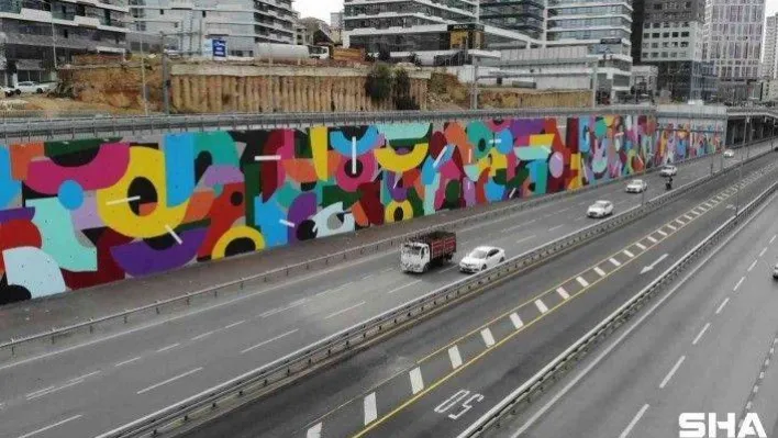 E-5'te sökülen dikey bahçelerin yerini grafitiler aldı