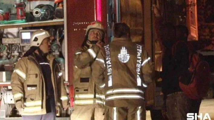 Esenyurt'ta 5 katlı binanın çatısı alev alev yandı