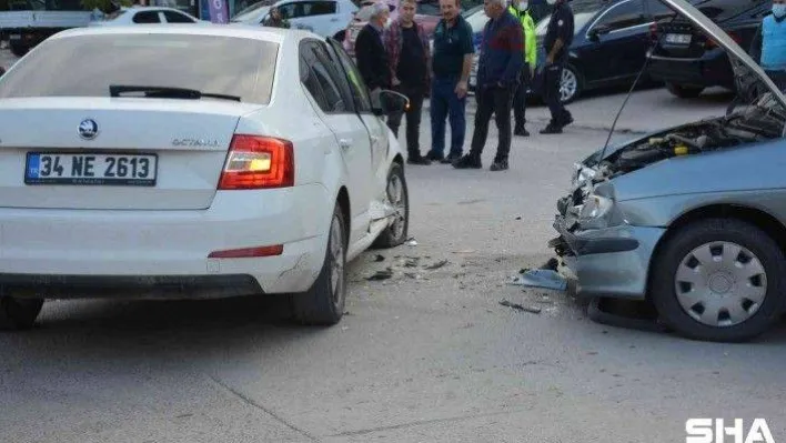 İki otomobil çarpıştı, araçta sıkışan felçli vatandaşı ekipler çıkardı