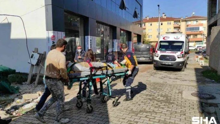 İnşaat iskelesi kırıldı, üzerinde çalışan 2 işçi düşerek yaralandı