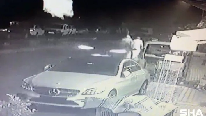 İstanbul'da alkollü sürücü dehşeti kamerada: Yol kenarındaki gence böyle çarptı