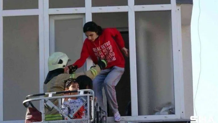 Kartal'da yangında mahsur kalan çocukları itfaiye kurtardı