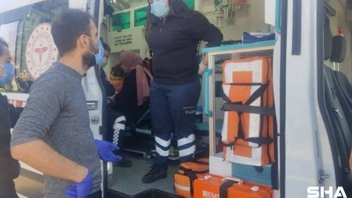 Kavşakta 2 otomobil çarpıştı, anne, baba ve 2 çocuğu yaralandı