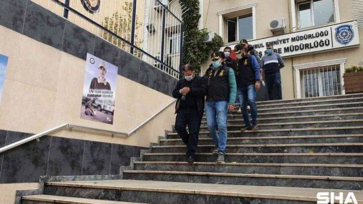 Kendilerini polis olarak tanıtıp turistlerin değerli eşyalarını çaldılar