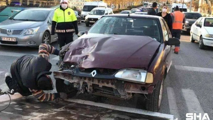 Kırmızı ışıkta bekleyen otomobile arkadan çarptı 3 kişi yaralandı