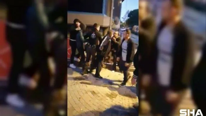 Küçükçekmece'deki yol verme kavgasını bekçi havaya ateş açarak ayırdı