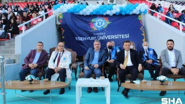 Mezun olan yüzlerce öğrenci yeni hayatlarına uğurlandı