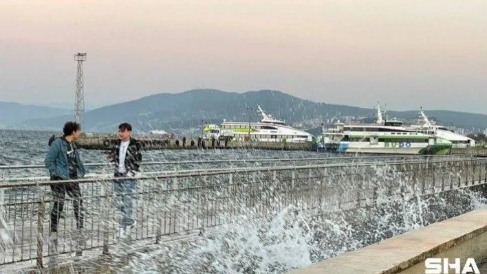 Mudanya'da fırtına hayatı olumsuz etkiledi, deniz seferleri iptal edildi