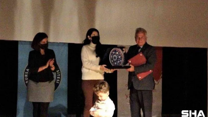 Nakil olup sahneye çocuklarıyla çıkıp emeği geçenlere teşekkür ettiler