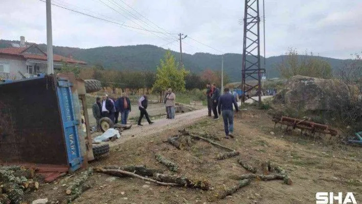 Odun yüklü traktör devrildi: 1 ölü, 1 yaralı