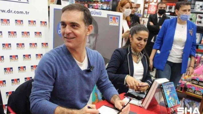 Pedro Alonso Akasya AVM'de okuyucularıyla bir araya geldi