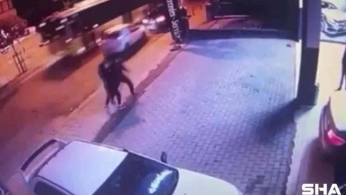 Pendik'te İETT otobüsünü sollamak isteyen sürücü lüks otomobile çarptı