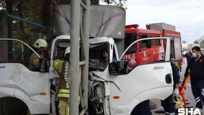 Sancaktepe'de yön tabelası direğine çarpan kamyonet sürücüsü sıkıştı