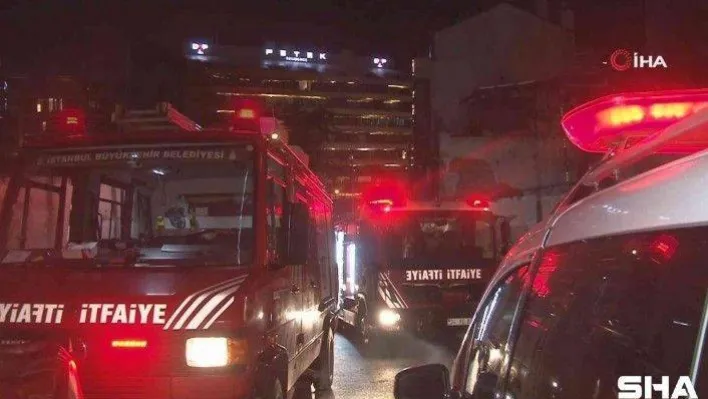 Şişli'de 2 katlı metruk bina alev alev yandı