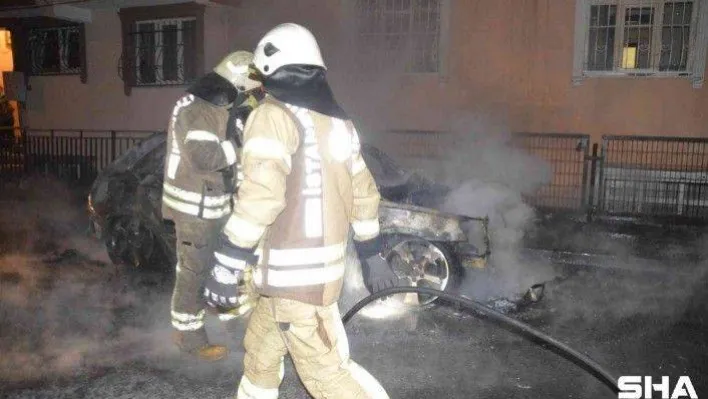 Sultangazi'de söndürme çalışmaları sırasında otomobilin patladığı anlar kamerada