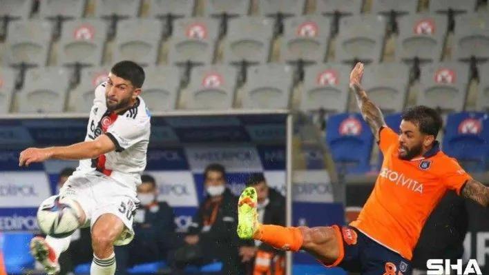 Süper Lig: Medipol Başakşehir: 1 - Beşiktaş: 0 (İlk yarı)