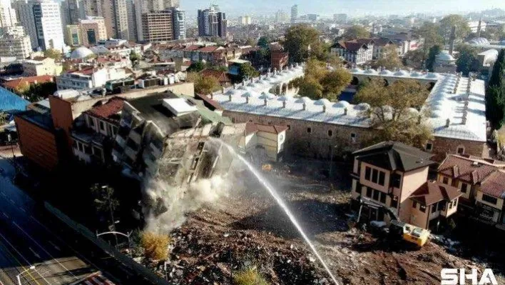 Tarihi gölgeleyen 7 katlı bina saniyeler içinde böyle yerle bir oldu