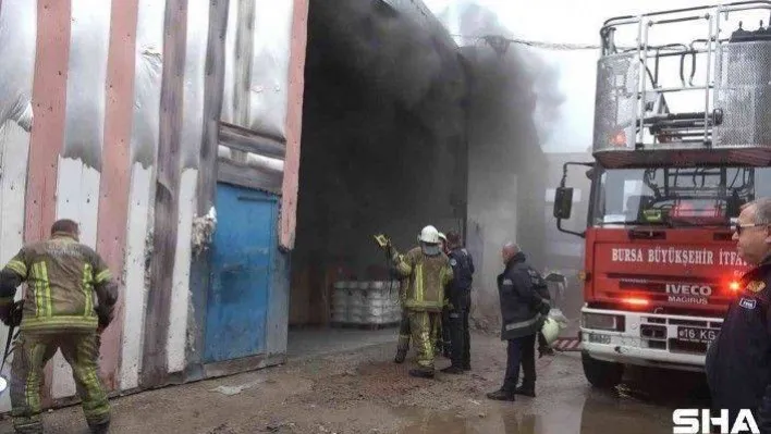 Tekstil fabrikasında çıkan yangın kısa sürede söndürüldü