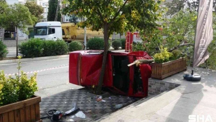 Tuzla'da otomobilin kaldırımdaki ağaçlara çarpıp yan yattığı anlar kamerada