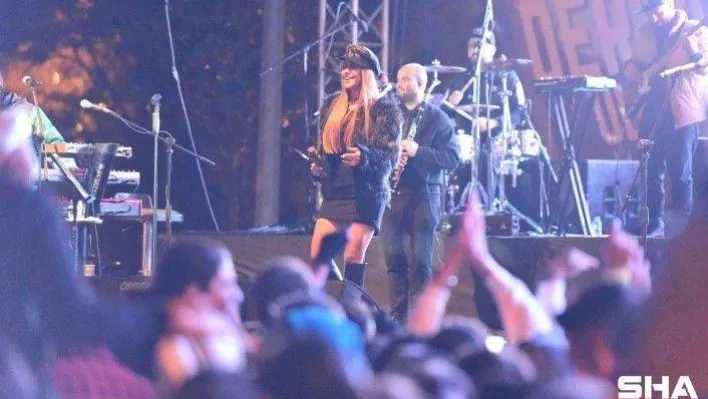 Tuzla'da Yaza Veda Konseri'nde Derya Uluğ sahne aldı