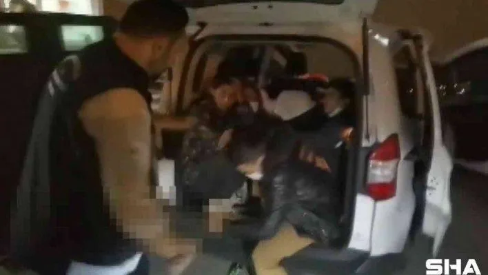 Yolcu ve bagaj kısmında saklanmış 10 kaçak göçmen yakalandı