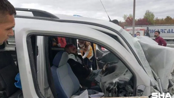 Yön tabelasına çarpan otomobil sürücüsü güçlükle çıkarıldı