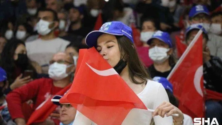 A Milli Kadın Basketbol Takımı parkede, vatandaşlar tribünde