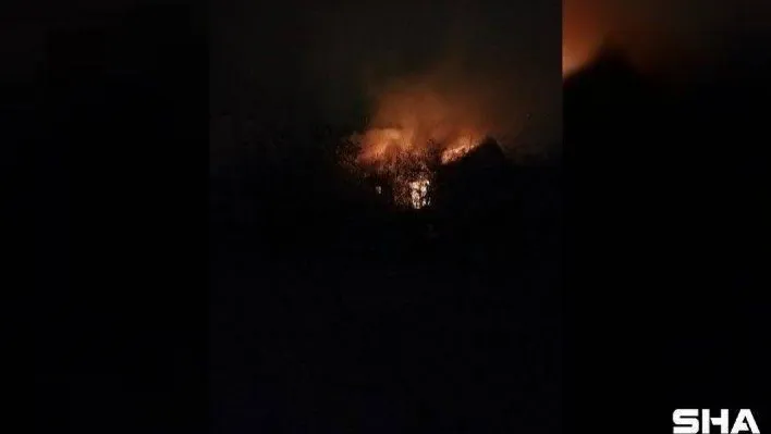 Alev alev yanan ev kullanılamaz hale geldi