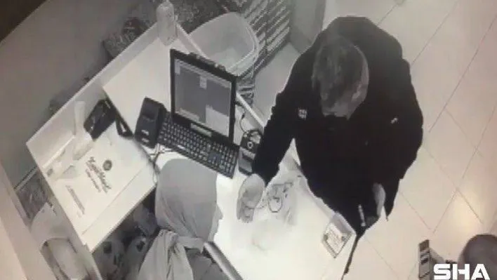 Arnavutköy'de kuruyemiş dükkanında tırnakçılık yöntemi ile 800 TL çaldılar