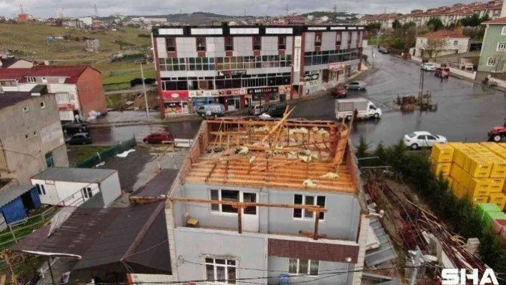 Arnavutköy'de lodosta çatısı uçan evler drone ile görüntülendi