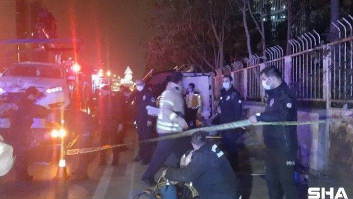 Ataşehir'de durağa giren otomobil işe gitmek için bekleyen iki kardeşi ayırdı: 1 ölü, 2 yaralı